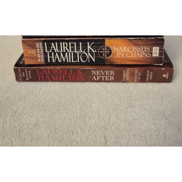 Laurell K Hamilton Sci-fi Romance Fiction 2 book bundle Paperback Never After - Picture 3 of 3